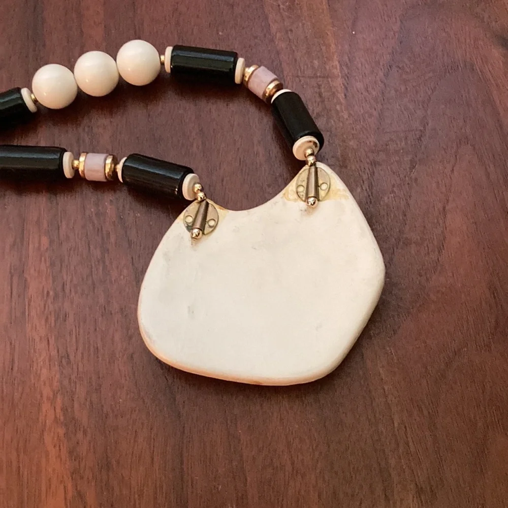 Vintage beaded necklace with pendant and matching earrings - Picture 8 of 13